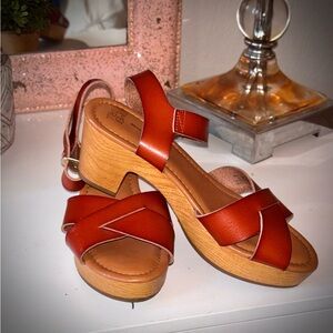 Leather strap clog sandals